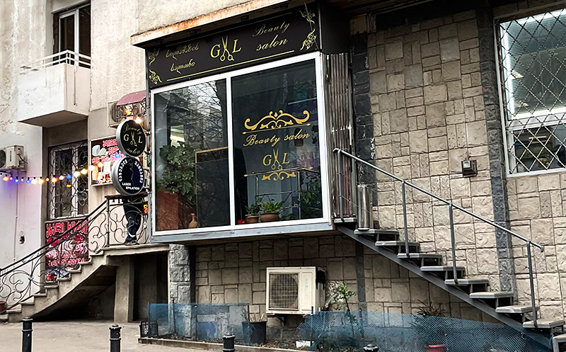 ტუჩის და წარბის კონტური ან დაფერვა და წარბის ღეროვანი შევსება