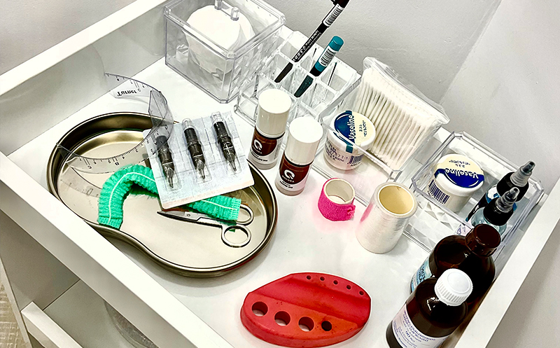 ტუჩის და წარბის კონტური ან დაფერვა და წარბის ღეროვანი შევსება