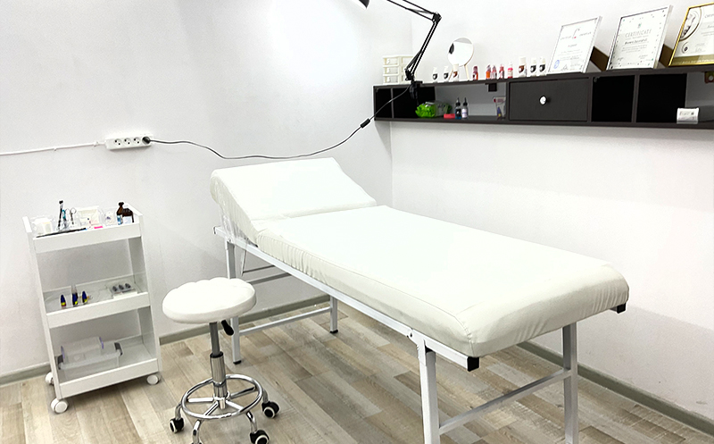 ტუჩის და წარბის კონტური ან დაფერვა და წარბის ღეროვანი შევსება