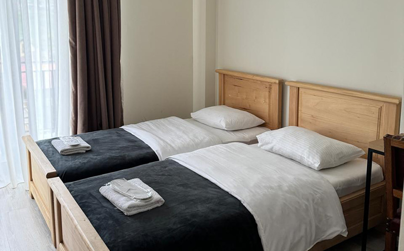 ყაზბეგში, ნომრები ხედით მყინვარზე და აივნით