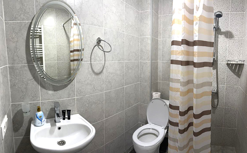 ყაზბეგში, ნომრები ხედით მყინვარზე და აივნით