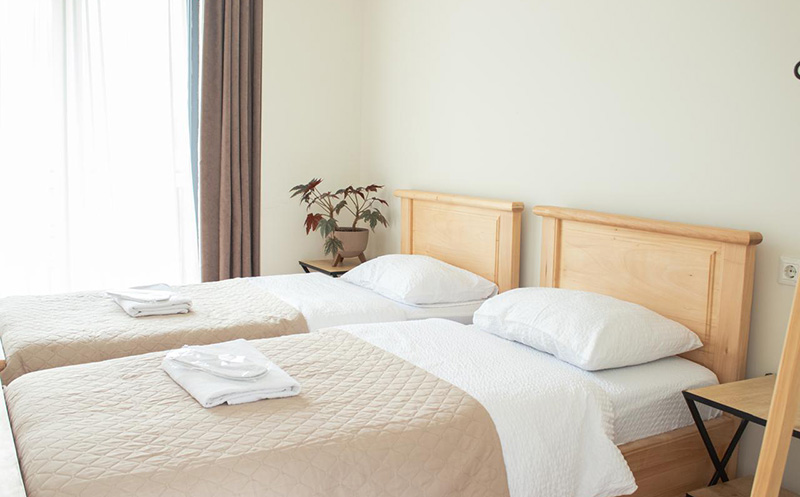 ყაზბეგში, ნომრები ხედით მყინვარზე და აივნით