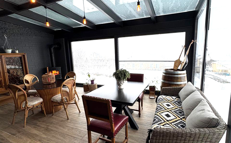 ყაზბეგში, ნომრები ხედით მყინვარზე და აივნით