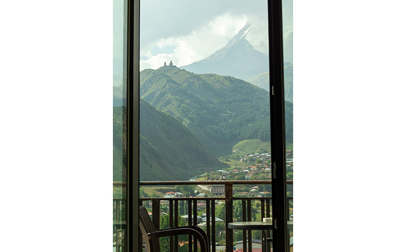 ყაზბეგში, ნომრები ხედით მყინვარზე და აივნით