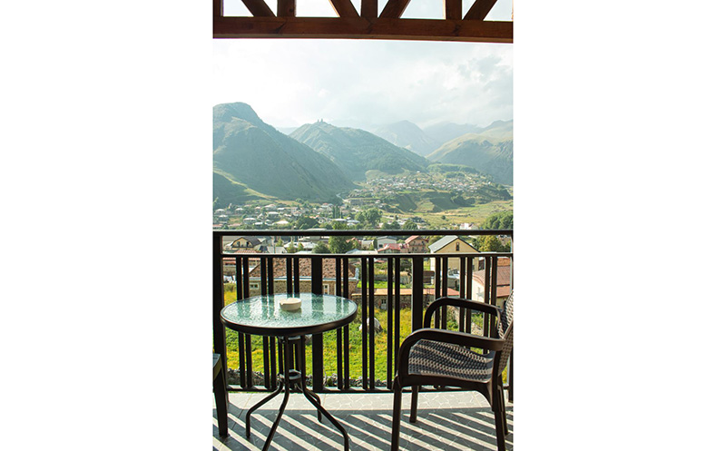 ყაზბეგში, ნომრები ხედით მყინვარზე და აივნით