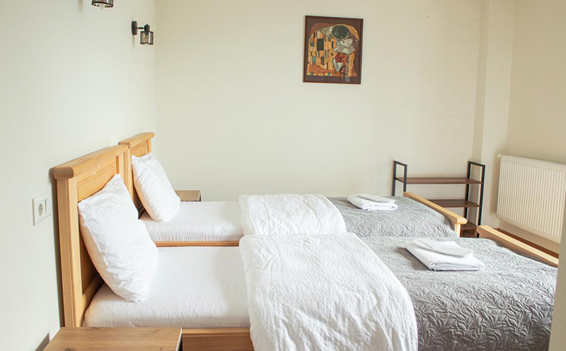 ყაზბეგში, ნომრები ხედით მყინვარზე და აივნით