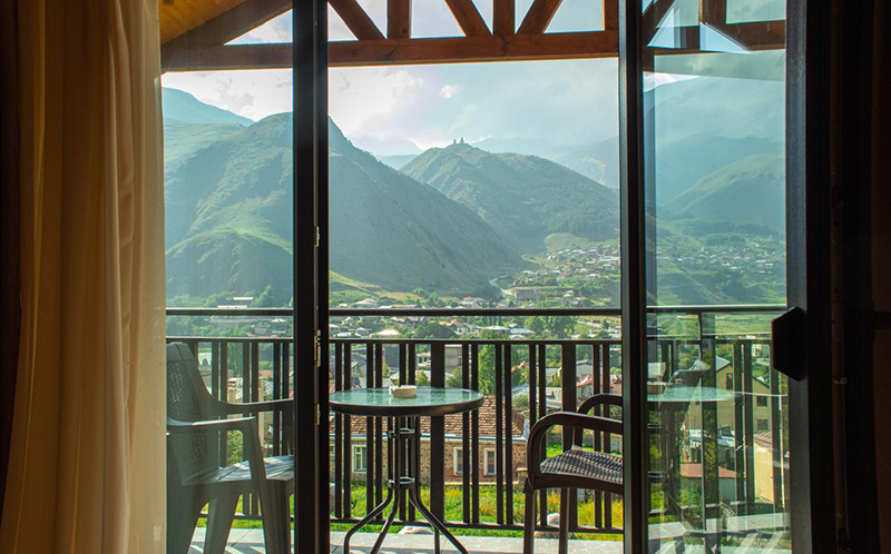 ყაზბეგში, ნომრები ხედით მყინვარზე და აივნით