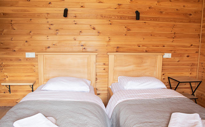 ყაზბეგში, ნომრები ხედით მყინვარზე და აივნით