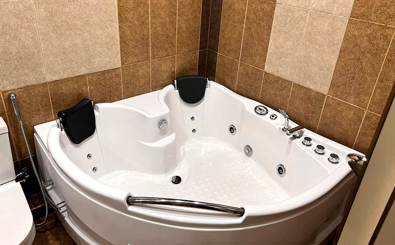 თბილისში 2 სტუმარზე სტანდარტული ან ლუქს ნომერი ჯაკუზით