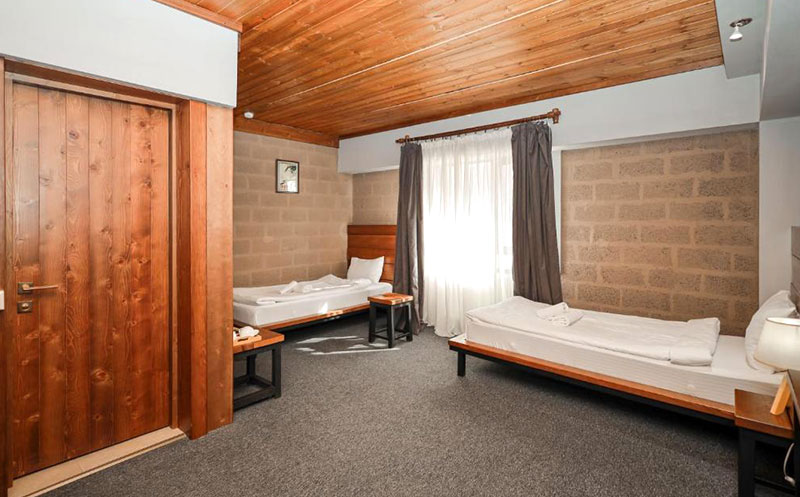 ნომერი 2 სტუმარზე საუზმით, გერგეთის და მყინვარწვერის ხედით ყაზბეგის პრემიუმ კლასის სასტუმროში