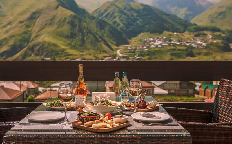 ნომერი 2 სტუმარზე საუზმით, გერგეთის და მყინვარწვერის ხედით ყაზბეგის პრემიუმ კლასის სასტუმროში