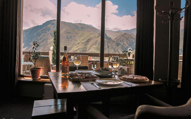 ნომერი 2 სტუმარზე საუზმით, გერგეთის და მყინვარწვერის ხედით ყაზბეგის პრემიუმ კლასის სასტუმროში