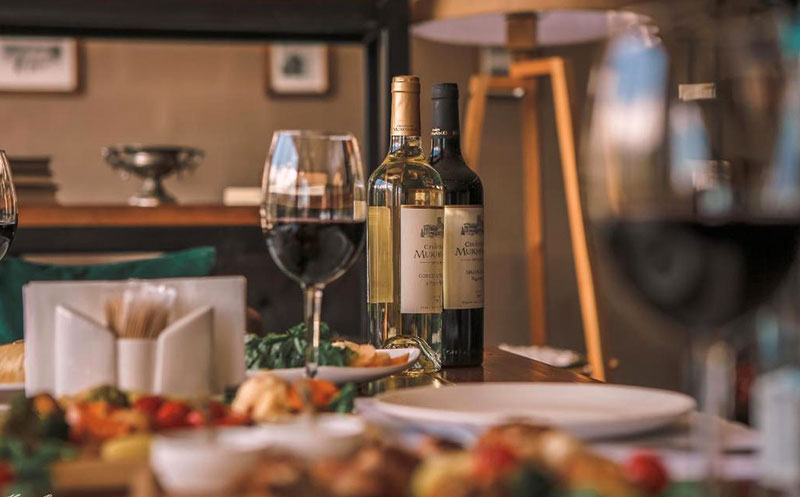 ნომერი 2 სტუმარზე საუზმით, გერგეთის და მყინვარწვერის ხედით ყაზბეგის პრემიუმ კლასის სასტუმროში