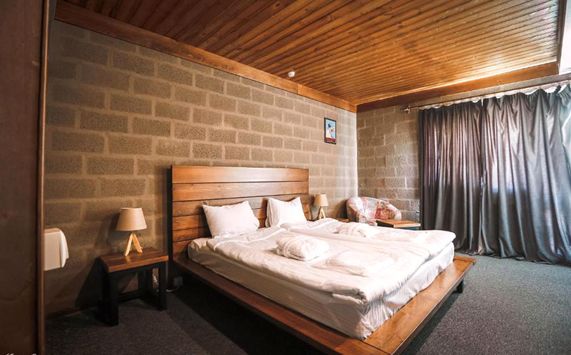 ნომერი 2 სტუმარზე საუზმით, გერგეთის და მყინვარწვერის ხედით ყაზბეგის პრემიუმ კლასის სასტუმროში