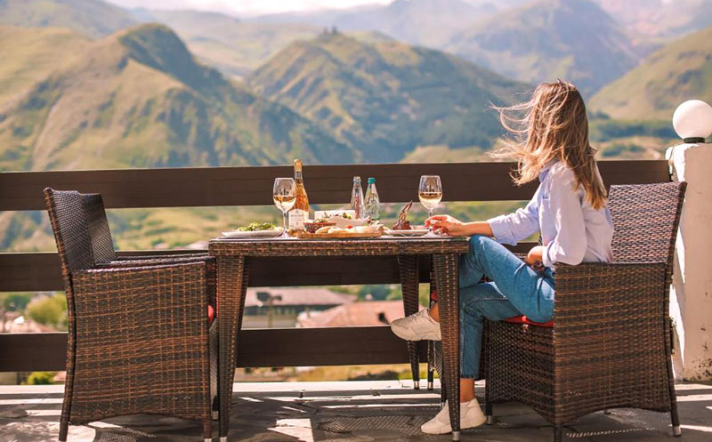 ნომერი 2 სტუმარზე საუზმით, გერგეთის და მყინვარწვერის ხედით ყაზბეგის პრემიუმ კლასის სასტუმროში