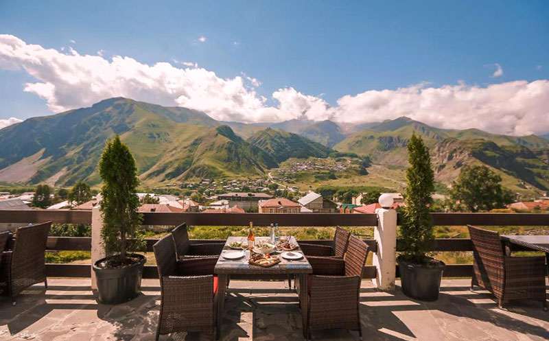 ნომერი 2 სტუმარზე საუზმით, გერგეთის და მყინვარწვერის ხედით ყაზბეგის პრემიუმ კლასის სასტუმროში