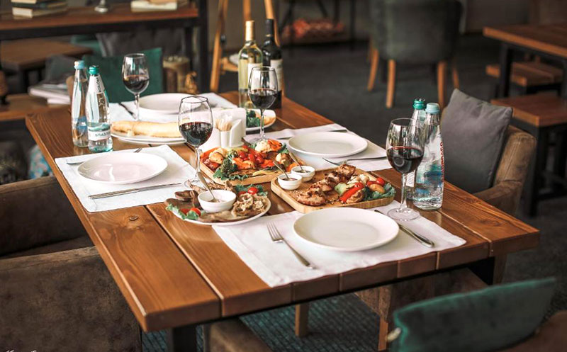 ნომერი 2 სტუმარზე საუზმით, გერგეთის და მყინვარწვერის ხედით ყაზბეგის პრემიუმ კლასის სასტუმროში