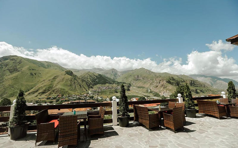 ნომერი 2 სტუმარზე საუზმით, გერგეთის და მყინვარწვერის ხედით ყაზბეგის პრემიუმ კლასის სასტუმროში