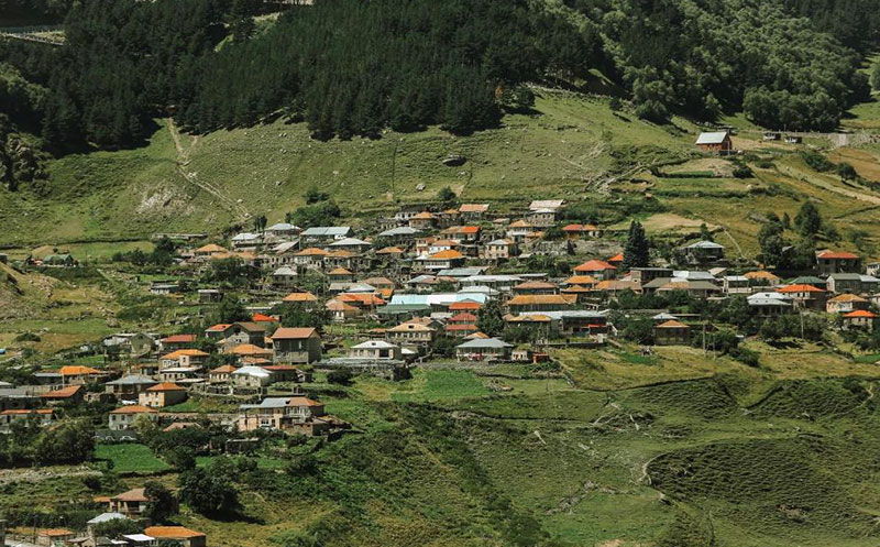 ნომერი 2 სტუმარზე საუზმით, გერგეთის და მყინვარწვერის ხედით ყაზბეგის პრემიუმ კლასის სასტუმროში