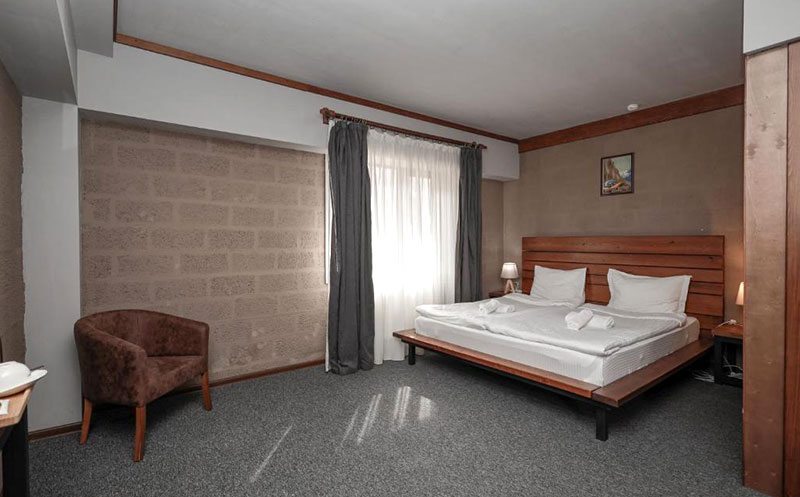 ნომერი 2 სტუმარზე საუზმით, გერგეთის და მყინვარწვერის ხედით ყაზბეგის პრემიუმ კლასის სასტუმროში