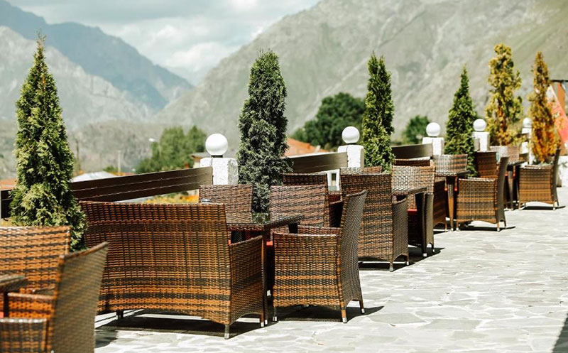 ნომერი 2 სტუმარზე საუზმით, გერგეთის და მყინვარწვერის ხედით ყაზბეგის პრემიუმ კლასის სასტუმროში