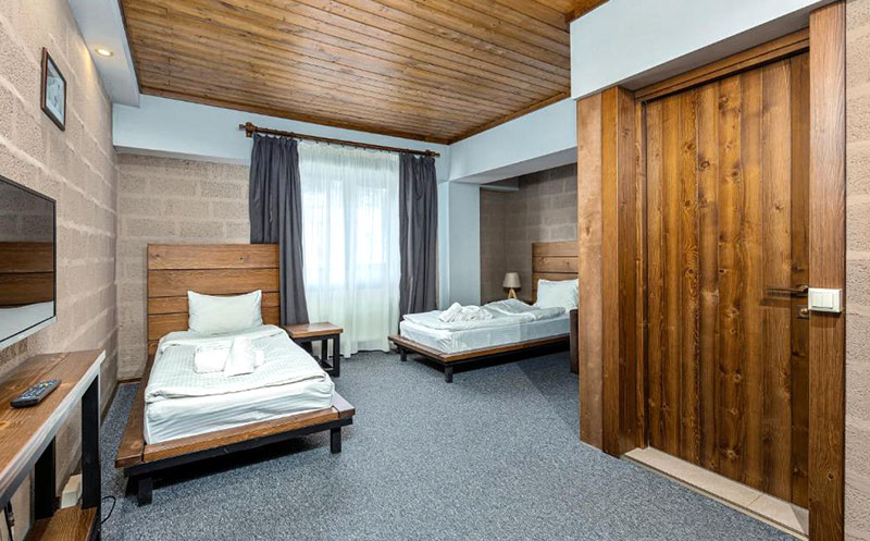 ნომერი 2 სტუმარზე საუზმით, გერგეთის და მყინვარწვერის ხედით ყაზბეგის პრემიუმ კლასის სასტუმროში