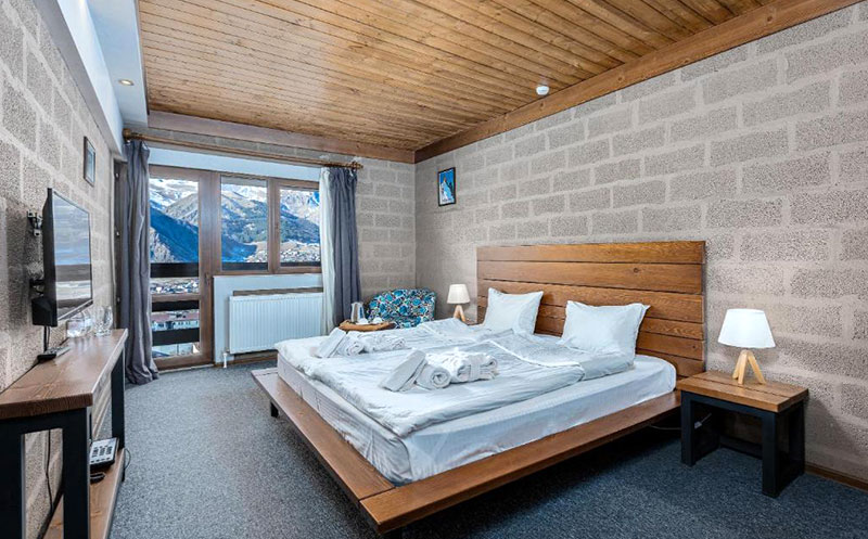 ნომერი 2 სტუმარზე საუზმით, გერგეთის და მყინვარწვერის ხედით ყაზბეგის პრემიუმ კლასის სასტუმროში