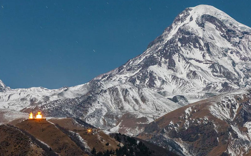 ნომერი 2 სტუმარზე საუზმით, გერგეთის და მყინვარწვერის ხედით ყაზბეგის პრემიუმ კლასის სასტუმროში