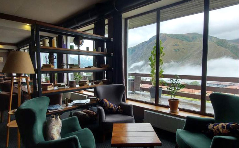 ნომერი 2 სტუმარზე საუზმით, გერგეთის და მყინვარწვერის ხედით ყაზბეგის პრემიუმ კლასის სასტუმროში