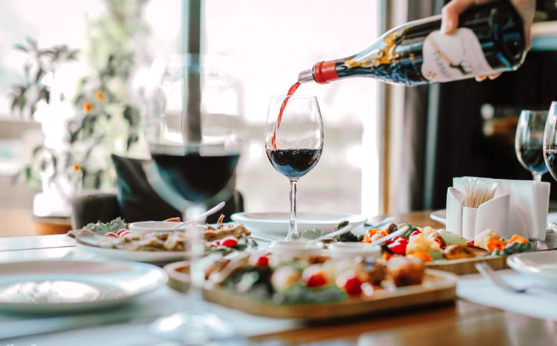 ნომერი 2 სტუმარზე საუზმით, გერგეთის და მყინვარწვერის ხედით ყაზბეგის პრემიუმ კლასის სასტუმროში