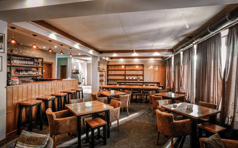 ნომერი 2 სტუმარზე საუზმით, გერგეთის და მყინვარწვერის ხედით ყაზბეგის პრემიუმ კლასის სასტუმროში