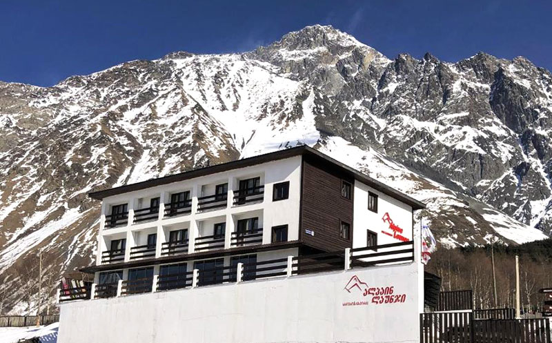 ნომერი 2 სტუმარზე საუზმით, გერგეთის და მყინვარწვერის ხედით ყაზბეგის პრემიუმ კლასის სასტუმროში