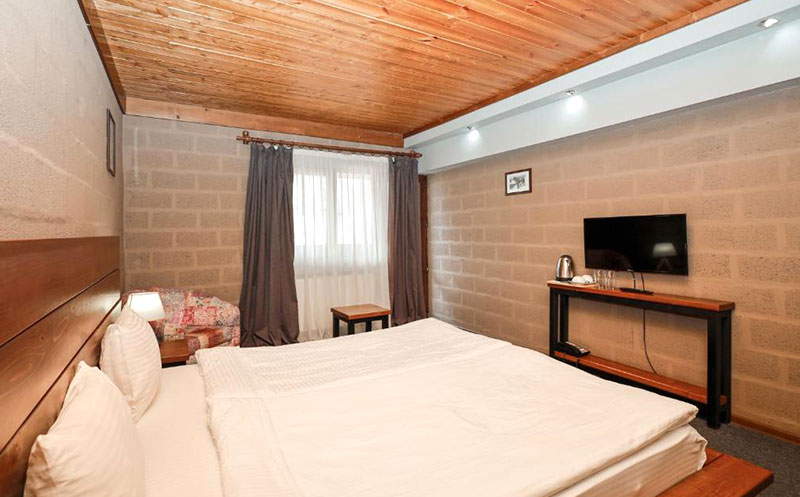 ნომერი 2 სტუმარზე საუზმით, გერგეთის და მყინვარწვერის ხედით ყაზბეგის პრემიუმ კლასის სასტუმროში