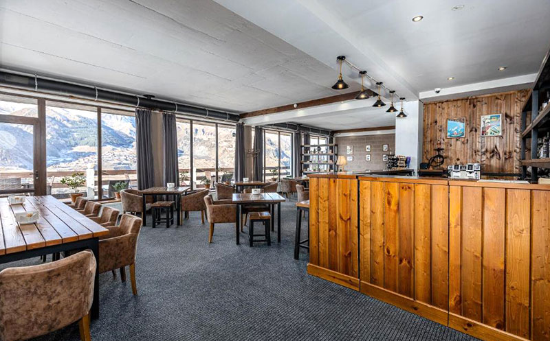 ნომერი 2 სტუმარზე საუზმით, გერგეთის და მყინვარწვერის ხედით ყაზბეგის პრემიუმ კლასის სასტუმროში