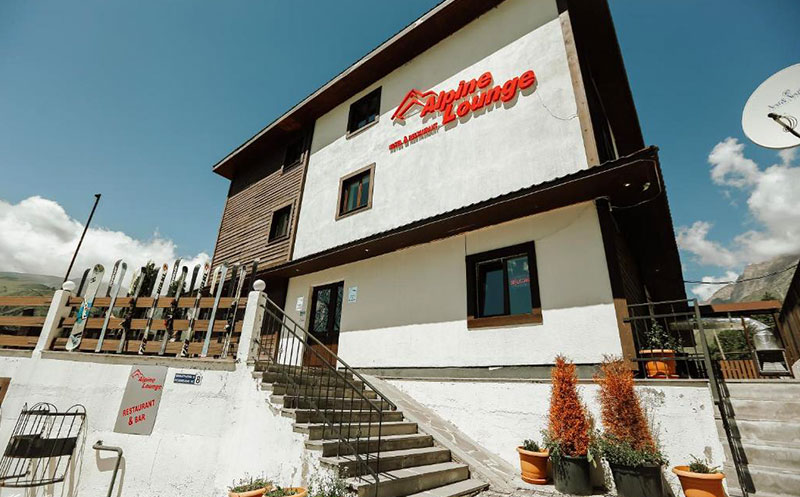 ნომერი 2 სტუმარზე საუზმით, გერგეთის და მყინვარწვერის ხედით ყაზბეგის პრემიუმ კლასის სასტუმროში