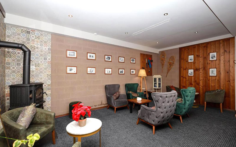 ნომერი 2 სტუმარზე საუზმით, გერგეთის და მყინვარწვერის ხედით ყაზბეგის პრემიუმ კლასის სასტუმროში