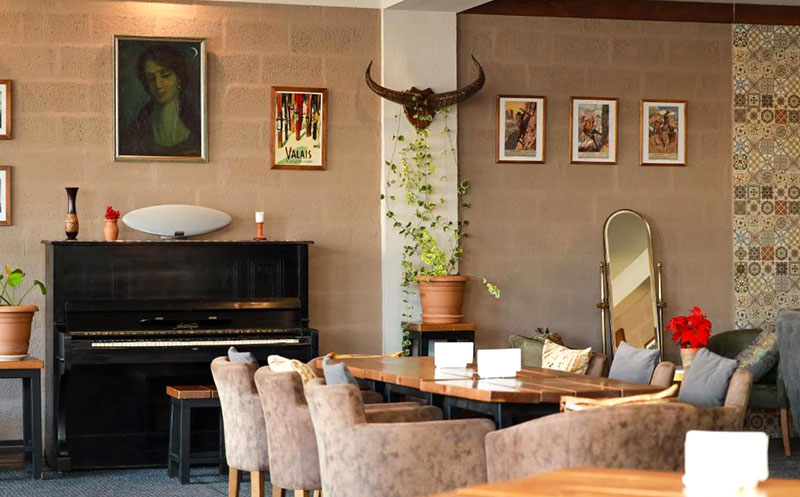 ნომერი 2 სტუმარზე საუზმით, გერგეთის და მყინვარწვერის ხედით ყაზბეგის პრემიუმ კლასის სასტუმროში