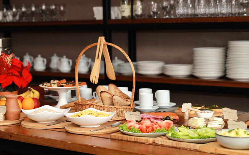 ნომერი 2 სტუმარზე საუზმით, გერგეთის და მყინვარწვერის ხედით ყაზბეგის პრემიუმ კლასის სასტუმროში