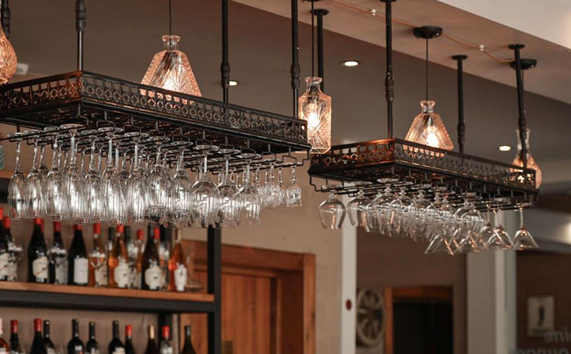 ნომერი 2 სტუმარზე საუზმით, გერგეთის და მყინვარწვერის ხედით ყაზბეგის პრემიუმ კლასის სასტუმროში