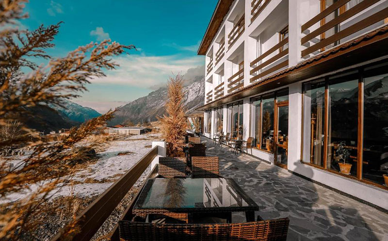 ნომერი 2 სტუმარზე საუზმით, გერგეთის და მყინვარწვერის ხედით ყაზბეგის პრემიუმ კლასის სასტუმროში