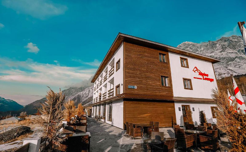 ნომერი 2 სტუმარზე საუზმით, გერგეთის და მყინვარწვერის ხედით ყაზბეგის პრემიუმ კლასის სასტუმროში