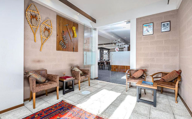 ნომერი 2 სტუმარზე საუზმით, გერგეთის და მყინვარწვერის ხედით ყაზბეგის პრემიუმ კლასის სასტუმროში