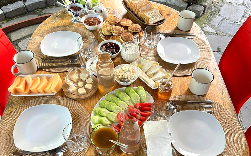 კახეთში, ნომერი 2, 4 ან 6 სტუმარზე