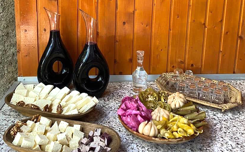 კახეთში, ნომერი 2, 4 ან 6 სტუმარზე