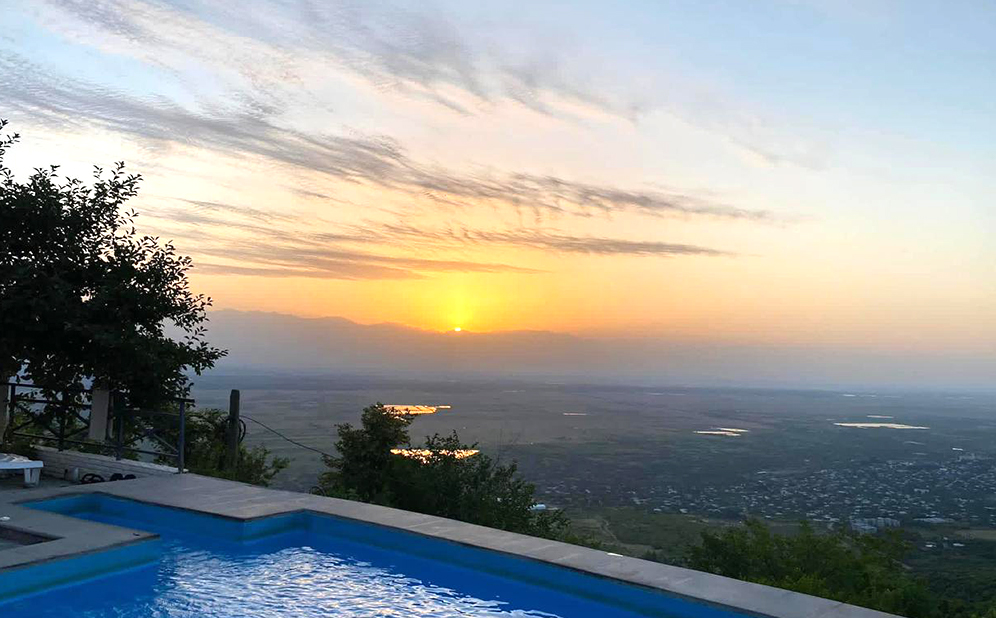 ნომერი 2 ან 3 სტუმარზე საუზმით და ღია აუზით სიღნაღში