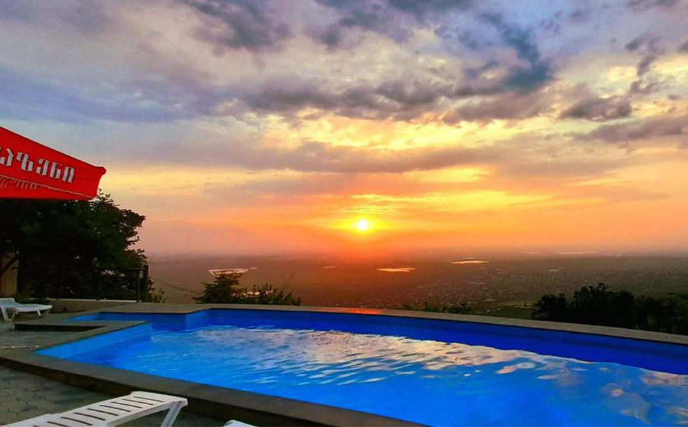 ნომერი 2 ან 3 სტუმარზე საუზმით და ღია აუზით სიღნაღში