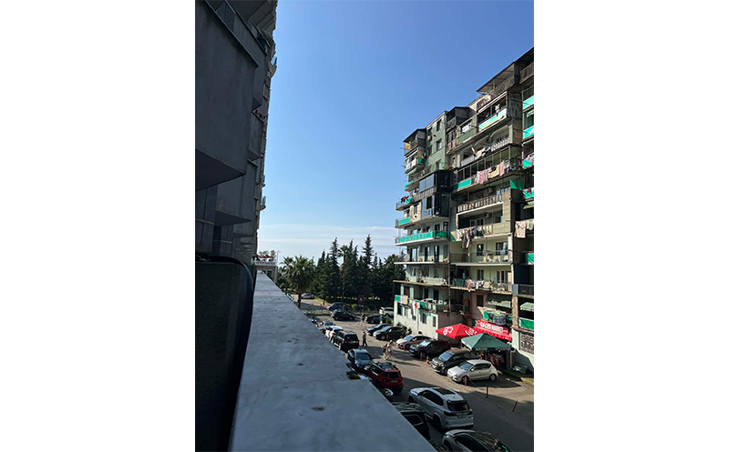 აგვისტოს ჩათვლით, ბათუმში, აპარტამენტი 2+2 სტუმარზე აივნით