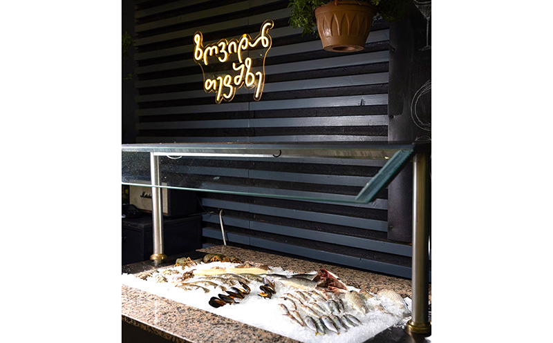 ზუთხის დაფა და სასმელი 6 სტუმარზე