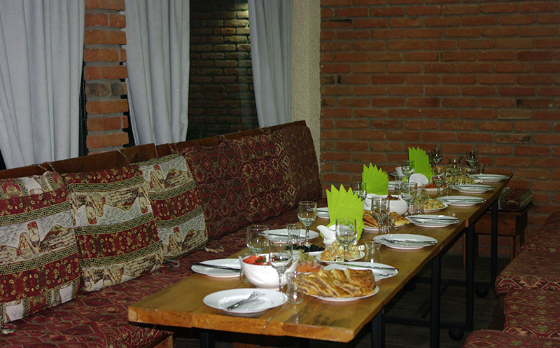 კერძები და არაყი 5-6 სტუმარზე