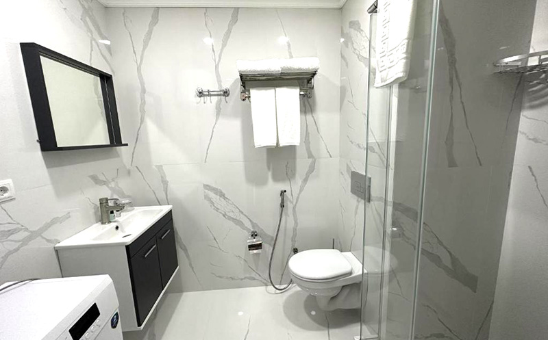 აპრილი, ბათუმში აპარტამენტი 2 სტუმარზე ზღვის ხედით, აივნით და სამზარეულოთი